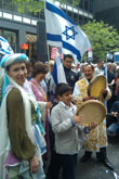 «Мазал Тов Шоу» на параде «Салют Израилю» в Нью Йорк Сити, воскресенье, 5 июня 2011 года
