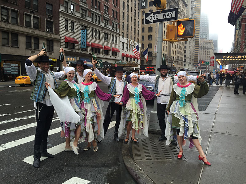Парад в Нью-Йорк Сити 5 июня 2016 года, Mazal Tov Show, NYC Jewish Bottle Dancers, Celebrate Israel Parade NYC 2016